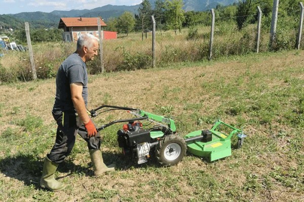 „Merhamet“ Njemačke donirao motokultivator Poljoprivrednom imanju u Zavidovićima
