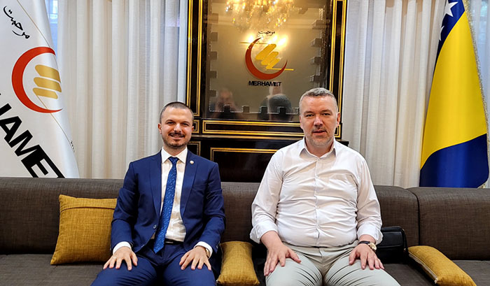 Novi šef ureda „Crvenog polumjeseca“ u BiH Dr. Ubeyd Sakin posjetio „Merhamet“ i podijelio vaučere studentkinjama 