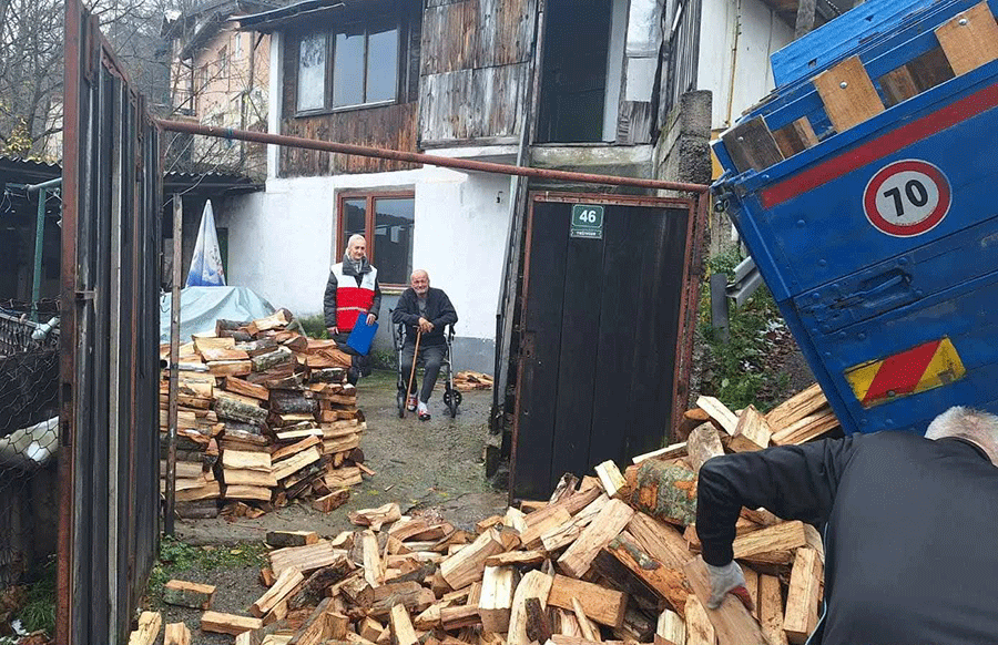 Korisnicima sa područja Općine Stari Grad “Merhamet” obezbjeđuje obroke, pakete, drva za ogrijev, a starim i bolesnim osobama i kućnu njegu